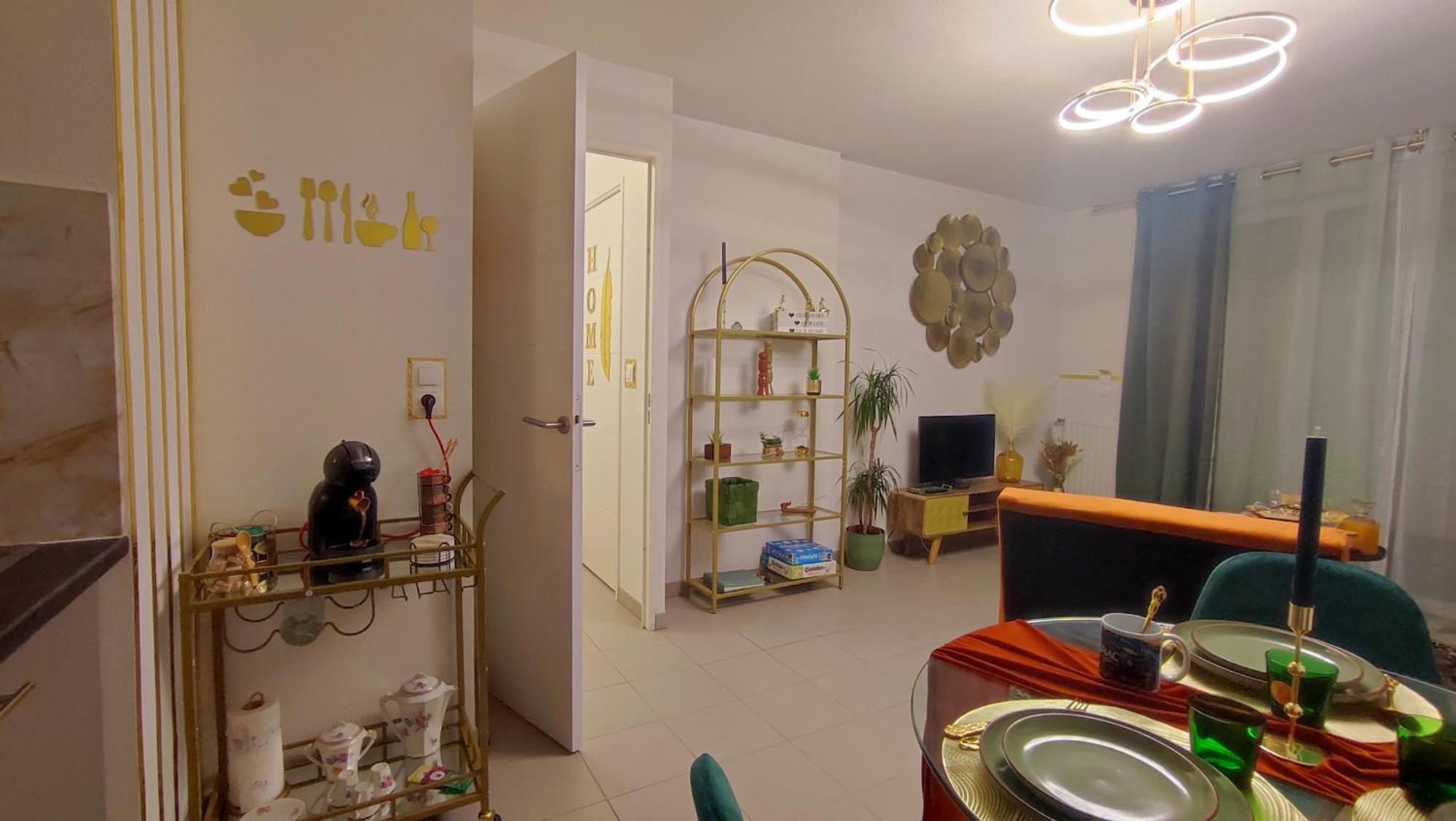 Appartement Escal'home Design Au Pied De L'aeroport, Parkings *