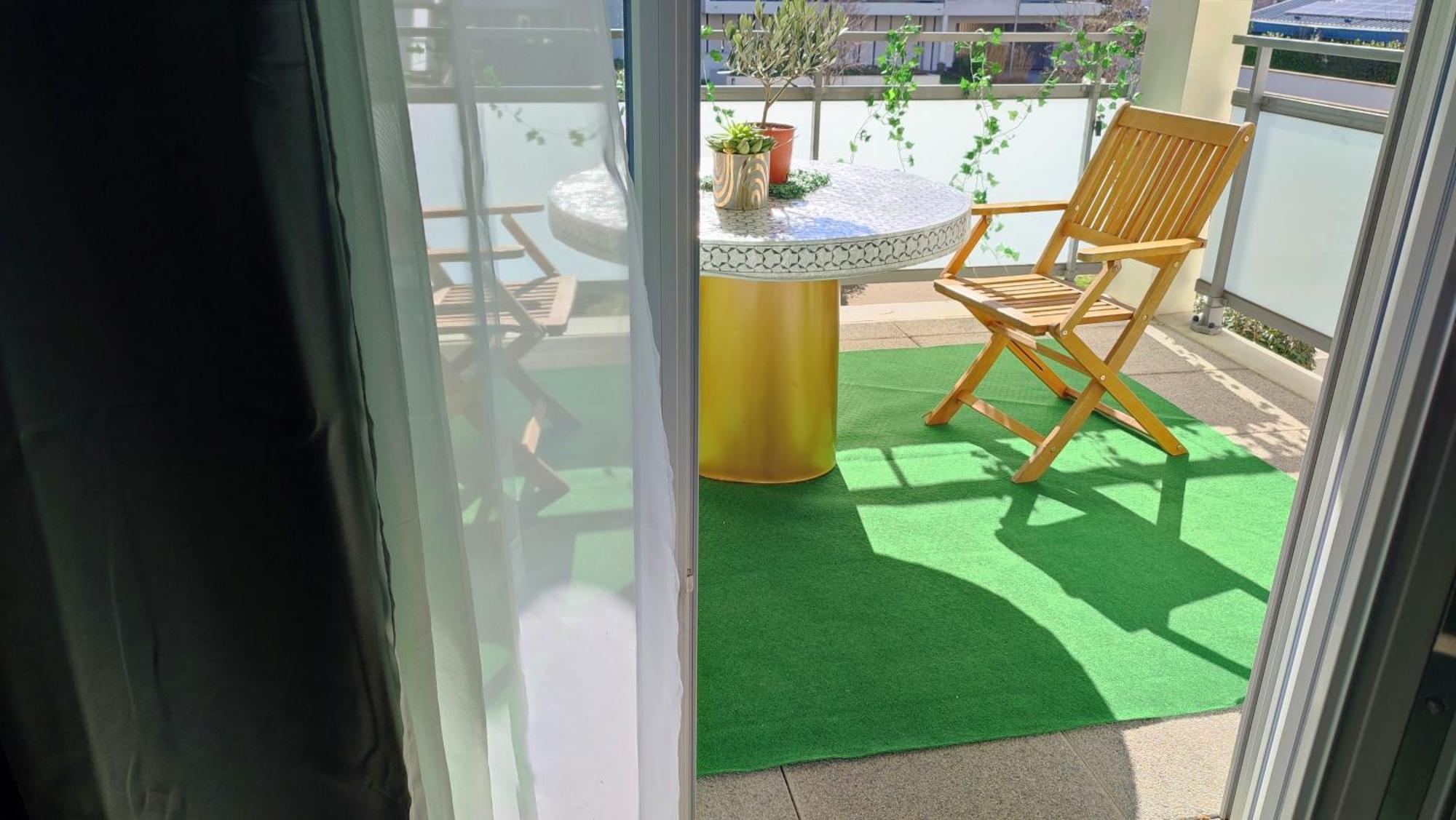 Escal'home Design Au Pied De L'aeroport, Parkings *