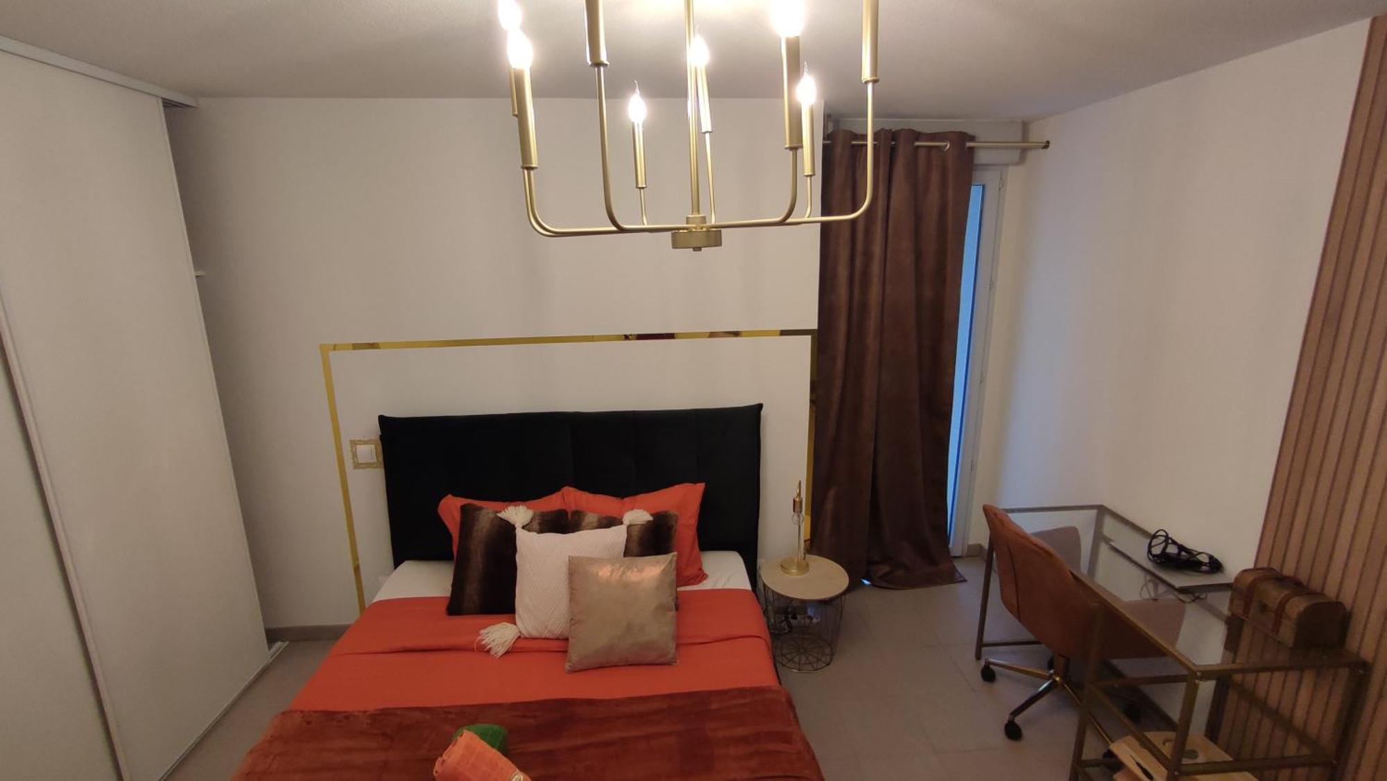Appartement Escal'home Design Au Pied De L'aeroport, Parkings